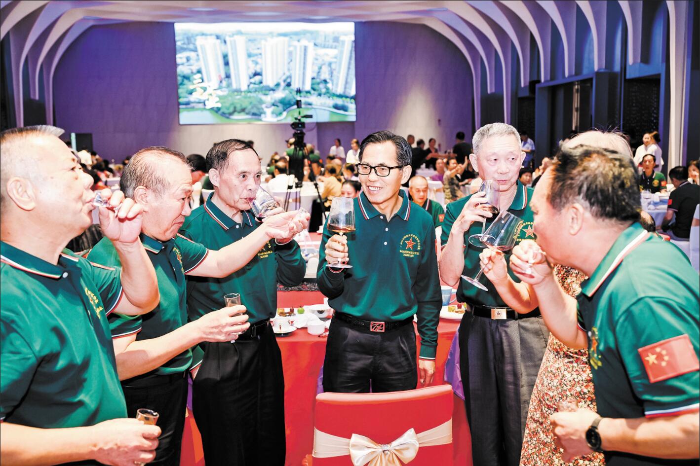 戰友相聚3.jpg 戰友相聚3.jpg